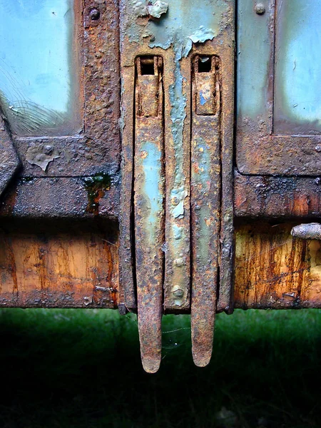 Vecchia Porta Metallo Arrugginito Con Rivetti — Foto Stock