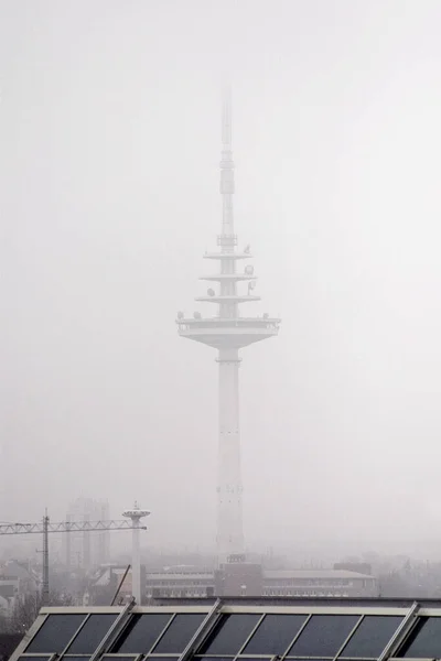 Tour Radio Dans Brouillard — Photo