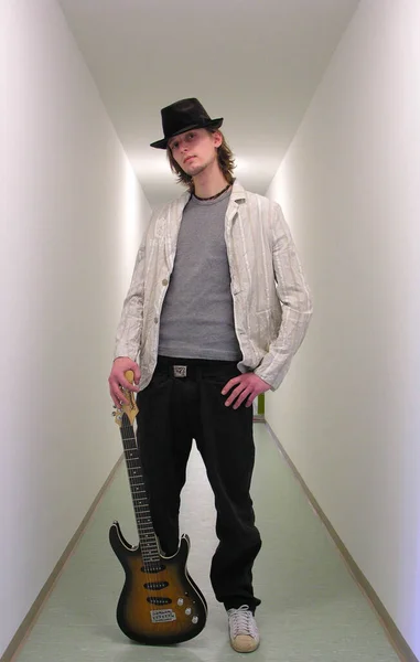 Hombre Sombrero Negro Con Una Guitarra — Foto de Stock