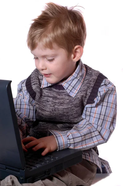 Μικρό Αγόρι Φορητό Υπολογιστή Απομονωμένο Λευκό — Φωτογραφία Αρχείου