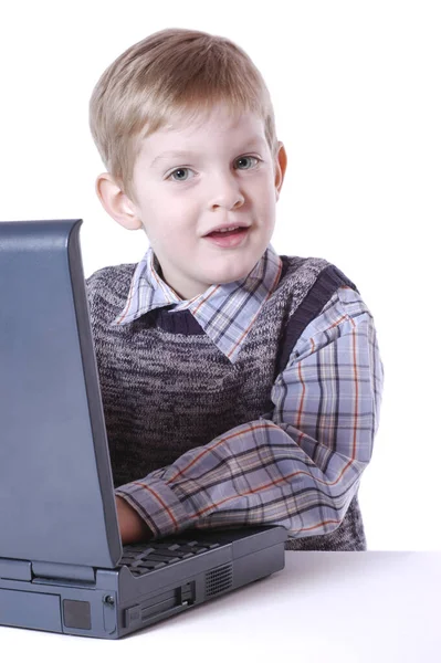 Kleiner Junge Mit Laptop Isoliert Auf Weiß — Stockfoto