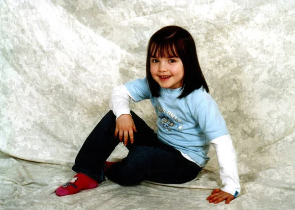 Menina Sentada Chão — Fotografia de Stock