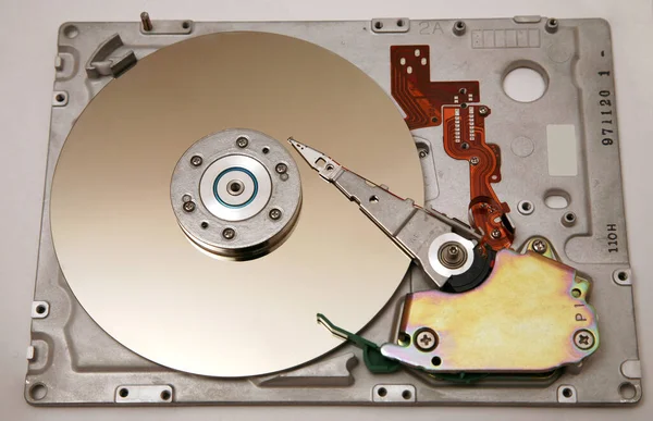 コンピュータの背景にあるハードディスクドライブは — ストック写真