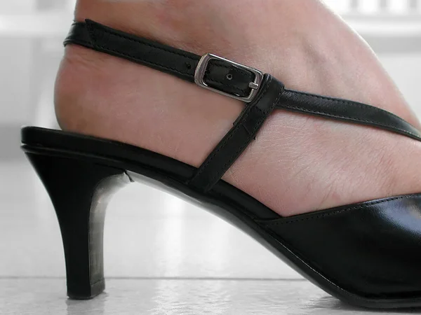 Жіночі Ноги Чорному Взутті Підбори Столі — стокове фото