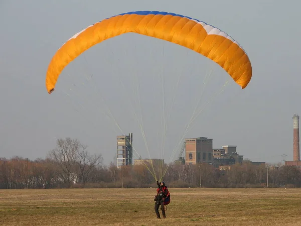 Gleitschirmfliegen Ist Der Freizeit Und Leistungssport — Stockfoto