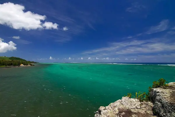 Güneşli Tropikal Cennet Adasında Mavisi Deniz Suyu Okyanusu Olan Maldivlerin — Stok fotoğraf