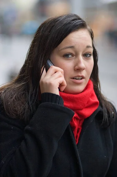 Şehirde Cep Telefonu Olan Bir Kadın — Stok fotoğraf