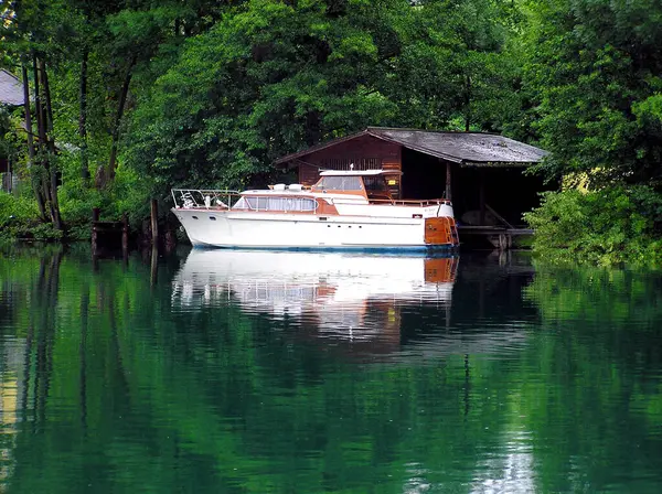 Маленькая Лодка Озере — стоковое фото