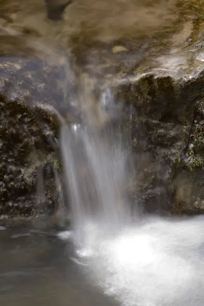 Primer Plano Una Pequeña Cascada — Foto de Stock