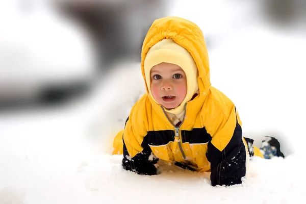 在雪地里蹒跚学步的孩子 — 图库照片