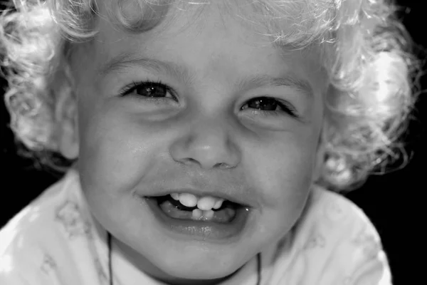 Çocuk Kameraya Gülümsüyor — Stok fotoğraf
