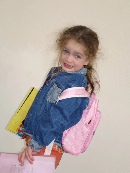 Dziewczynka Plecakiem Rudymi Włosami — Zdjęcie stockowe