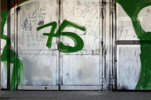 Зеленые Белые Граффити Стене — стоковое фото