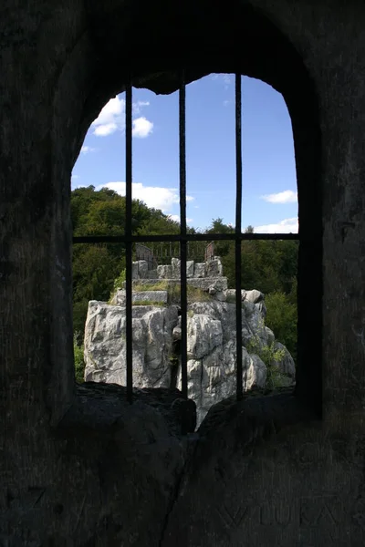 Vista Través Una Ventana Cerrada Sobre Una Roca Las Piedras —  Fotos de Stock