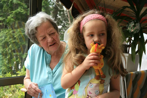 Zwei Mädchen Essen Eis Park — Stockfoto