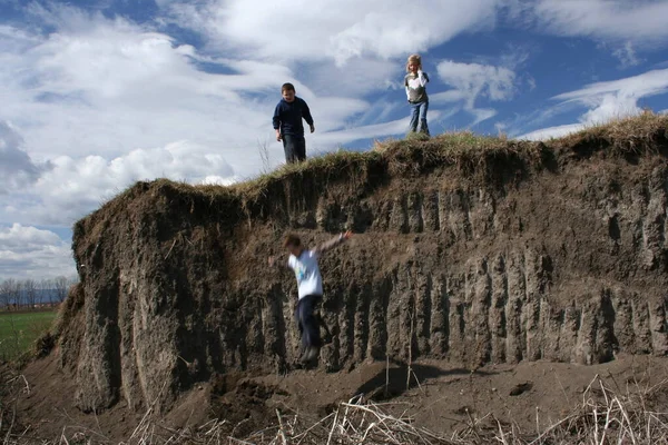 Hombre Mujer Negocios Sobre Terreno Con Dos Amigos — Foto de Stock