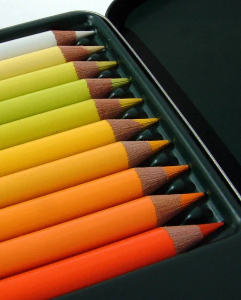 木制底座上彩色铅笔 — 图库照片