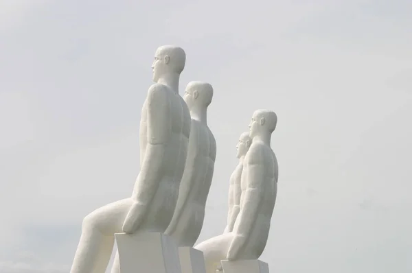 Estas Estátuas Masculinas Estão Esbjerg Dinamarca Olham Para Mar Norte — Fotografia de Stock