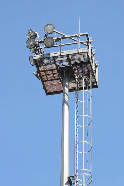 Telekomunikační Věž Proti Modré Obloze — Stock fotografie