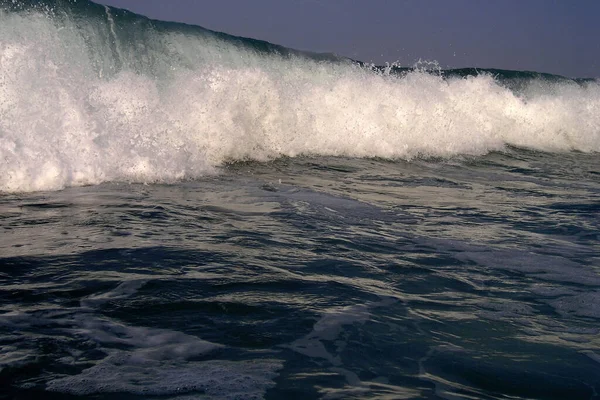 我在巴厘岛南部拍摄了这一浪潮 也有冲浪者 如果你不迅速跳水 海浪会产生非常强大的力量 — 图库照片