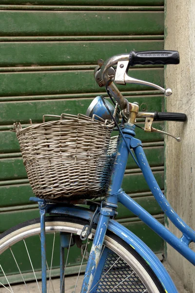 Carrito Bici Con Cesta Bicicletas — Foto de Stock