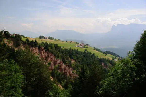 绿草如茵的山景 — 图库照片