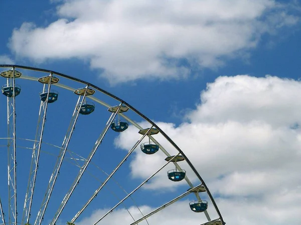 Reuzenreuzenreuzenreuzenreuzenreuzenreuzendraaimolen Pretpark — Stockfoto