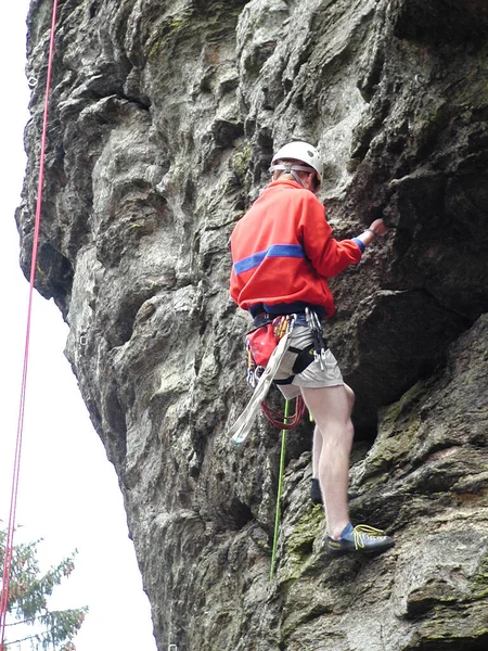 Junger Mann Klettert Auf Den Felsen — Stockfoto