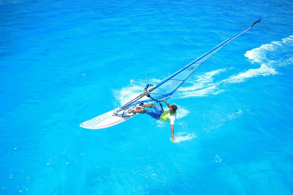 水はターコイズかブルーです 浜田はターコイズブルーの水を選んだ トビア島では サーフィンしたい色を選択することができます — ストック写真