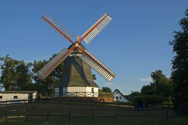 Mulino Vento Nel Campo — Foto Stock