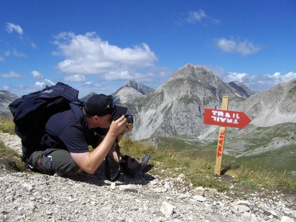 Hiker Backpack Trekking Poles Mountains — Stock Photo, Image