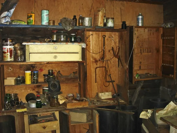 古い木製のテーブルには様々な道具があります — ストック写真