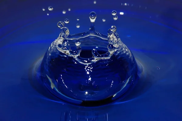 Gota Água Fundo Azul — Fotografia de Stock