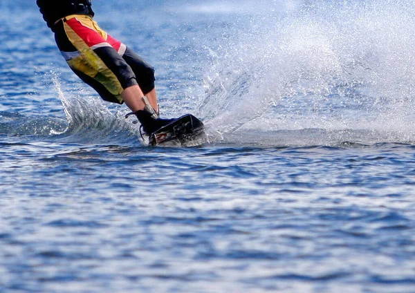 Surfer Wodą Splash Fali — Zdjęcie stockowe
