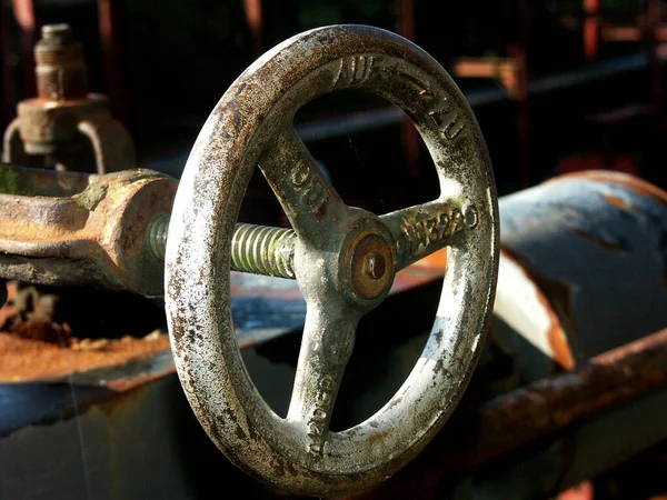 Viejo Tubo Metal Oxidado Con Una Válvula — Foto de Stock