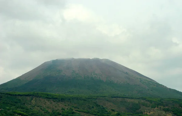 Горный Пейзаж Облаками Голубым Небом — стоковое фото