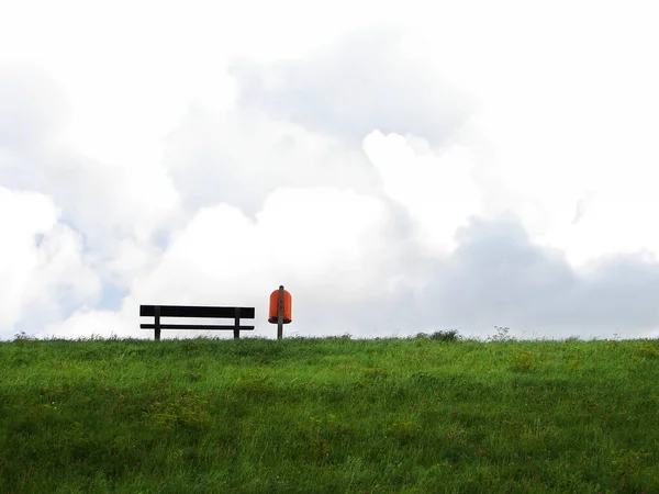 Sırt Çantası Kırmızı Bulutlu Bir Adam Parkta Bankta Oturuyor — Stok fotoğraf