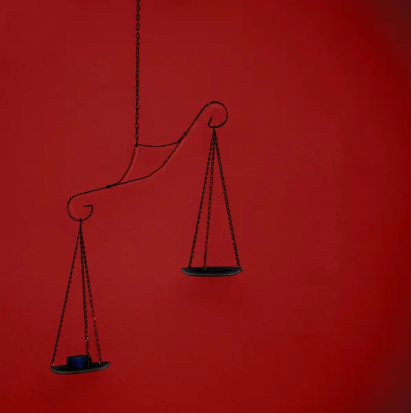 Κλίμακες Δικαιοσύνης Και Κλίμακας Βάρους Κόκκινο Φόντο — Φωτογραφία Αρχείου