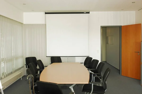 Sala Conferencias Con Cartelera Blanco Una Sala Reuniones — Foto de Stock
