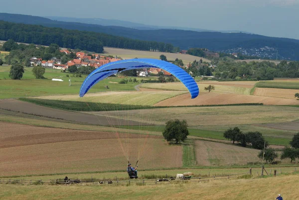 Gleitschirmfliegen Ist Der Freizeit Und Leistungssport — Stockfoto