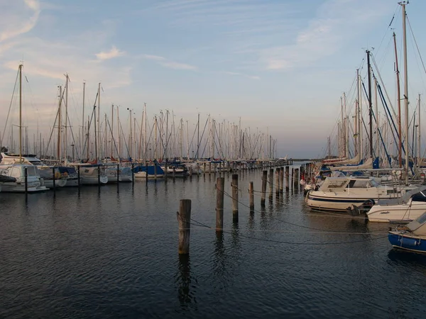 Duża Przystań Heiligenhafen Oferuje Bogactwo Motywów Spitssodnere Wieczornym Świetle Jachty — Zdjęcie stockowe