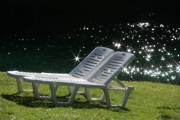 Uma Bela Praia Com Sol Uma Grama Verde — Fotografia de Stock