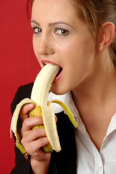 Женщина Ест Банан — стоковое фото