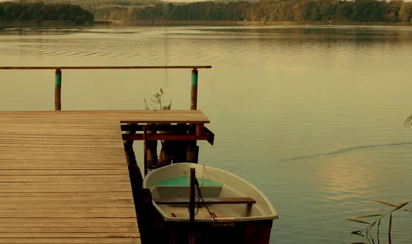 湖上的木船 — 图库照片