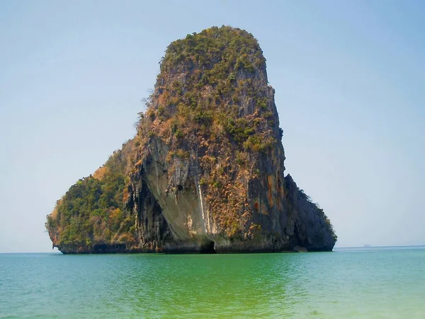 Скалы Заливе Фах Нанг — стоковое фото