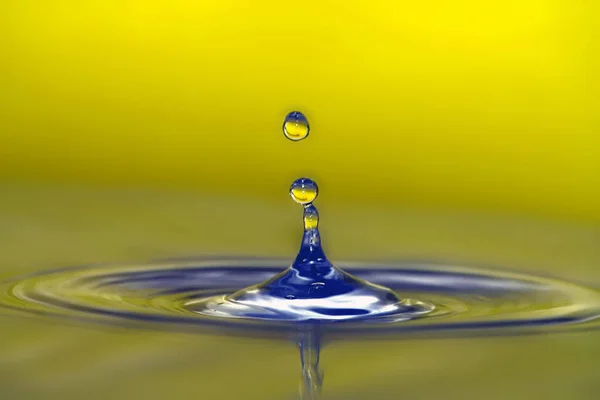 Жовта Блакитна Вода Падає — стокове фото