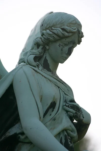 Statua Una Giovane Donna Città — Foto Stock