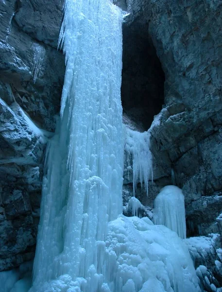 Jégbarlang Hóban — Stock Fotó
