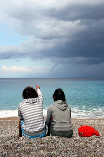 Vista Posteriore Coppia Seduta Sulla Spiaggia — Foto Stock