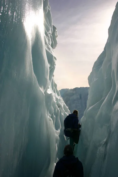 山の上で氷の登山 — ストック写真